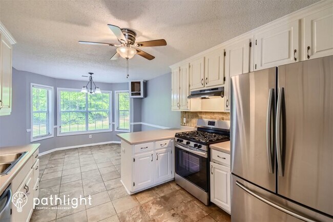 Building Photo - 390 River Point Dr, McDonough, GA, 30252