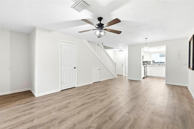 Foto del edificio - 2871 S Pines Dr