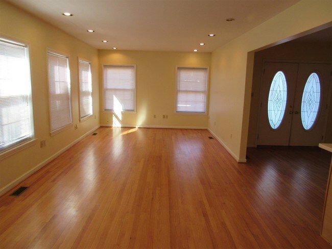 Building Photo - 336 Meridan St