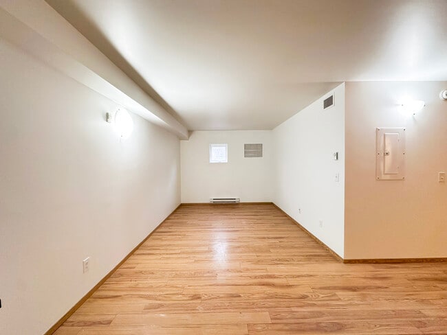 Building Photo - 138 Lorne Ave