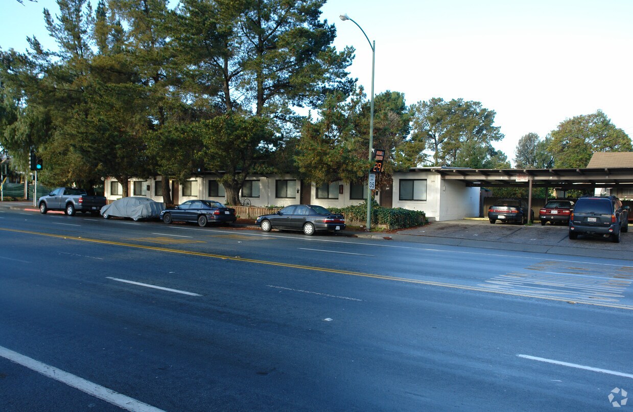 Foto del edificio - 250 N Whisman Rd