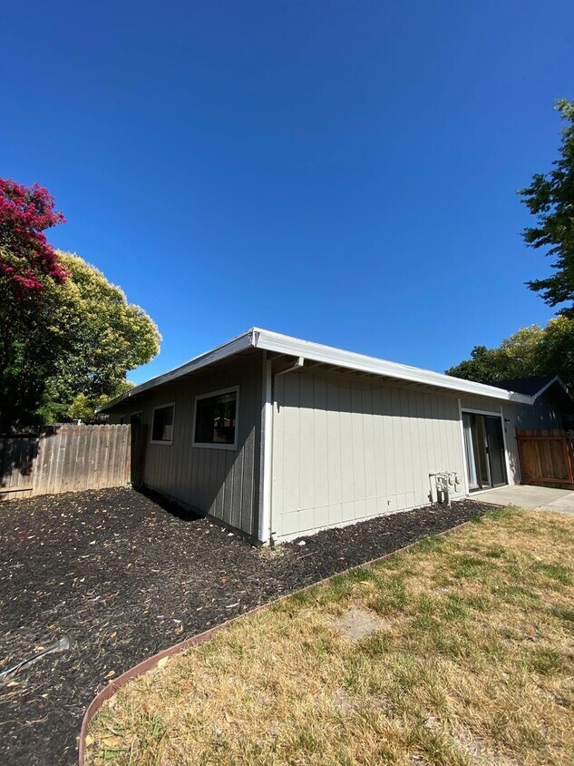 Building Photo - 4922 Summerwood Cir