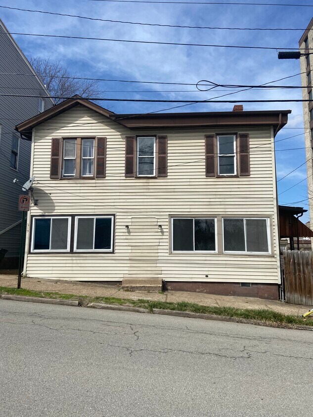 217 W 3rd St Unit front, Greensburg, PA 15601 Apartments in