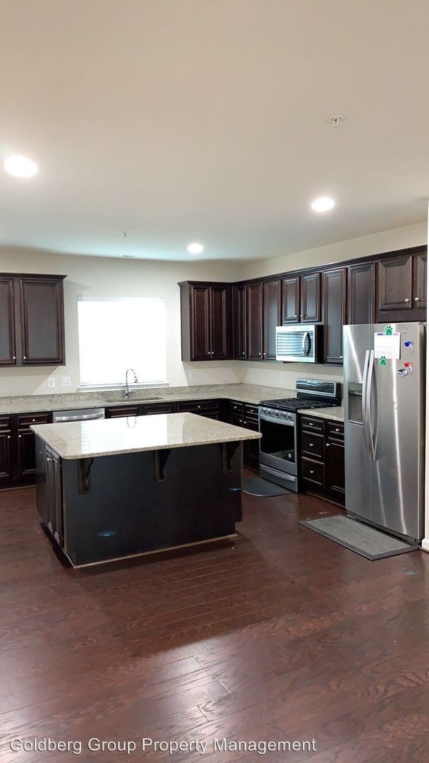 Foto del edificio - 12841 Clarksburg Square Rd