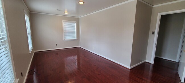 Foto del edificio - 7302 Woodside Ln