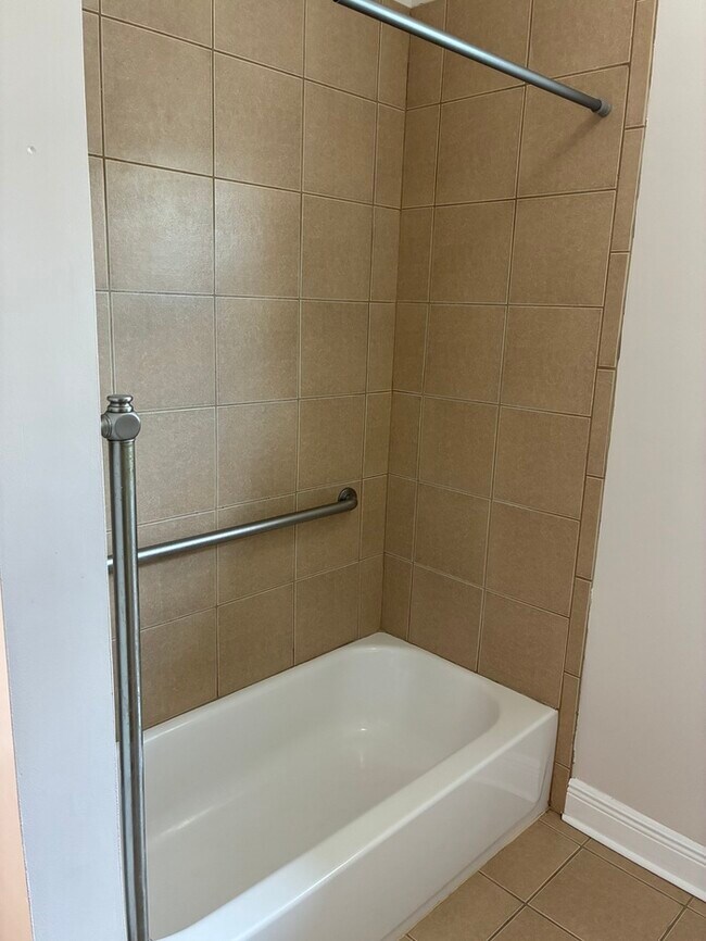 Building Photo - Beautiful 2/1 duplex in bay St. Louis