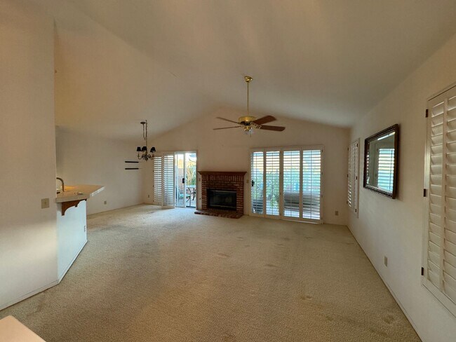 Building Photo - 2 Bed - 2 Bath on level