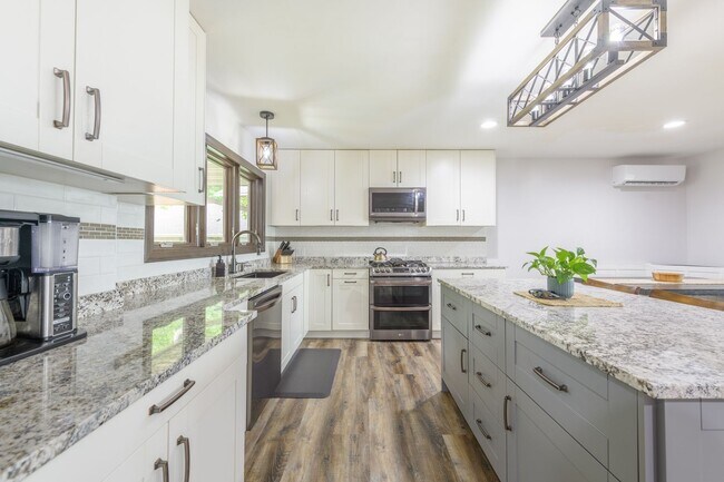 Foto del edificio - Rare green lake lake home for long term re...