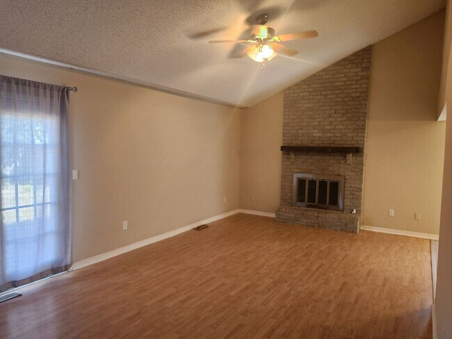 Foto del edificio - Nice 3/2/2 home on edge of town with easy access to highways