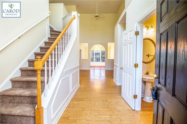 Building Photo - Master Suite with Sitting Room and Fireplace