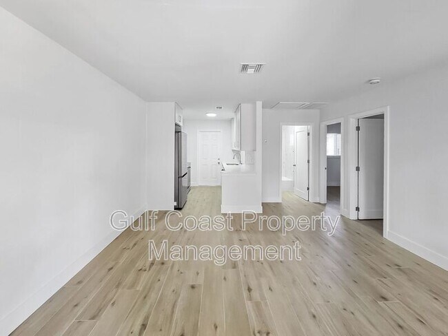 Building Photo - 518 12th St W