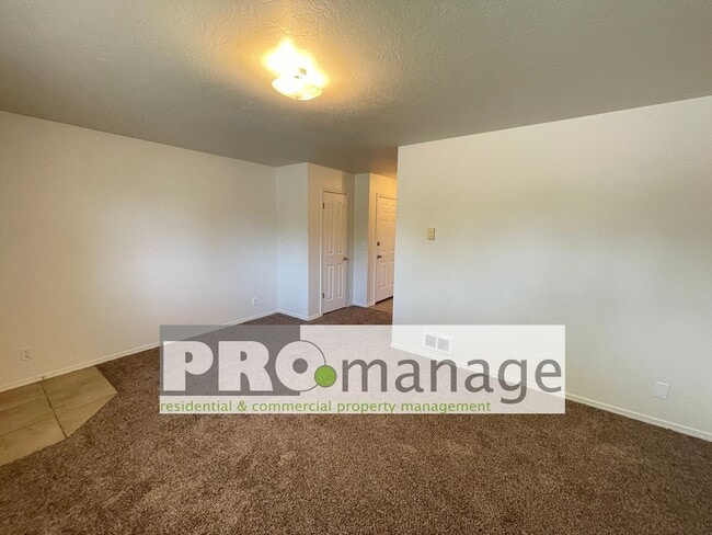 Building Photo - 3 Bed, 1 Bath Apartment w/ 1-Car Garage - Idaho Falls