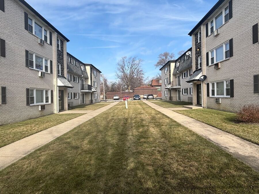 Foto principal - 3710 W 119th St