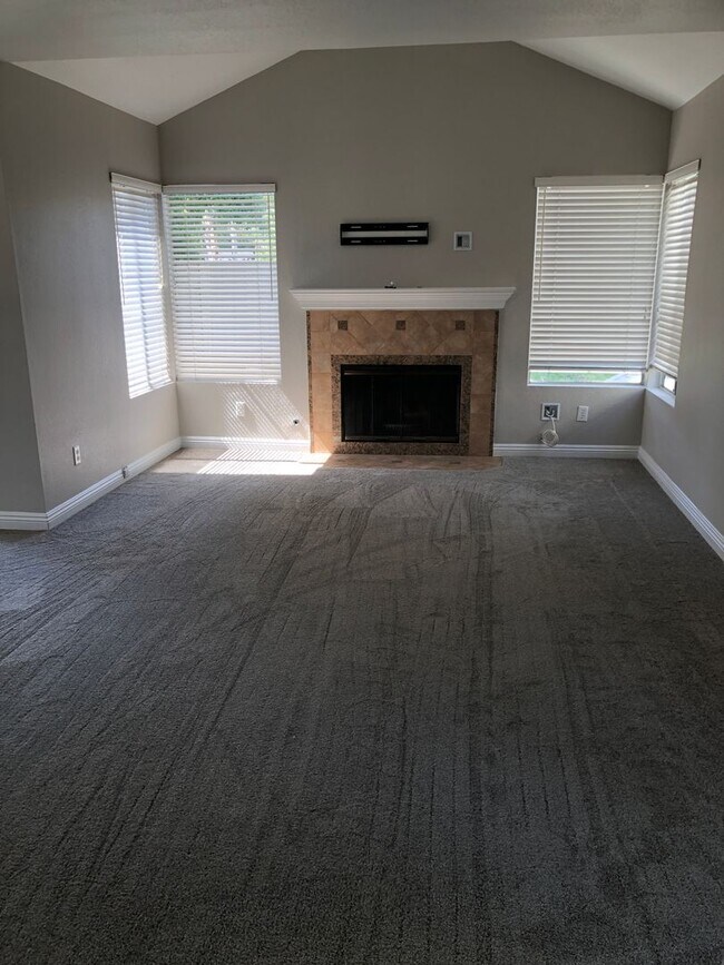 Foto del edificio - Spacious 4 Beds 2 Story Home w/Garage@New Bedford Community@Foothills of Eucalyptus Hills