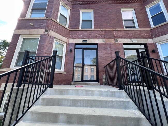 Building Photo - 6402 S Eberhart Ave