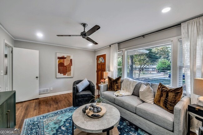 Building Photo - 1131 Stoneybrook Rd