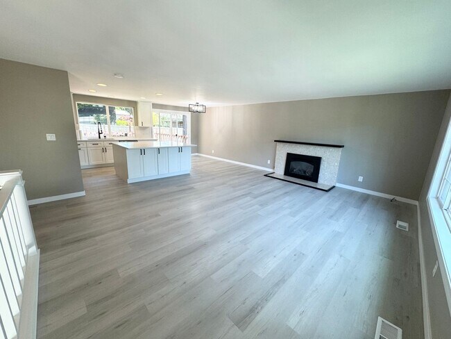 Foto del edificio - Beautifully remodeled five bedroom home on Finnhill in Kirkland