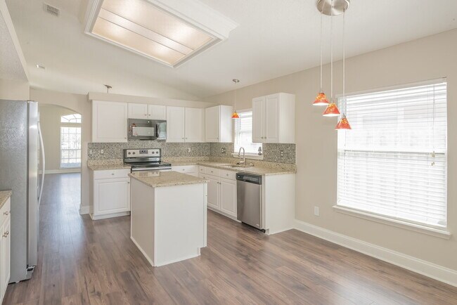 Building Photo - 878 S Lilac Loop