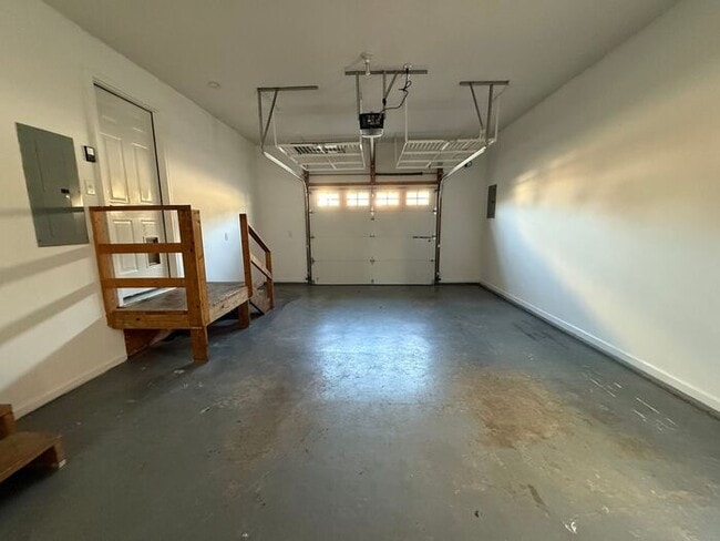 Building Photo - For Rent - Split Level Brick Home in South Nashville with Garage