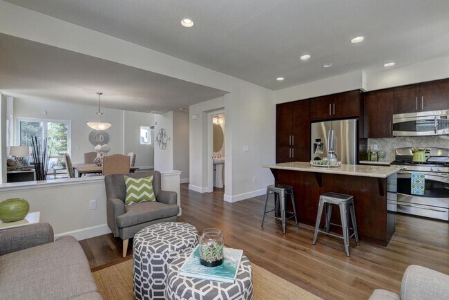 Foto del edificio - Exceptional End-Unit Townhome in Sterling Park – Palo Alto Living at Its Best!