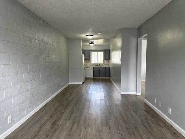 Building Photo - 2 Bedroom Condo