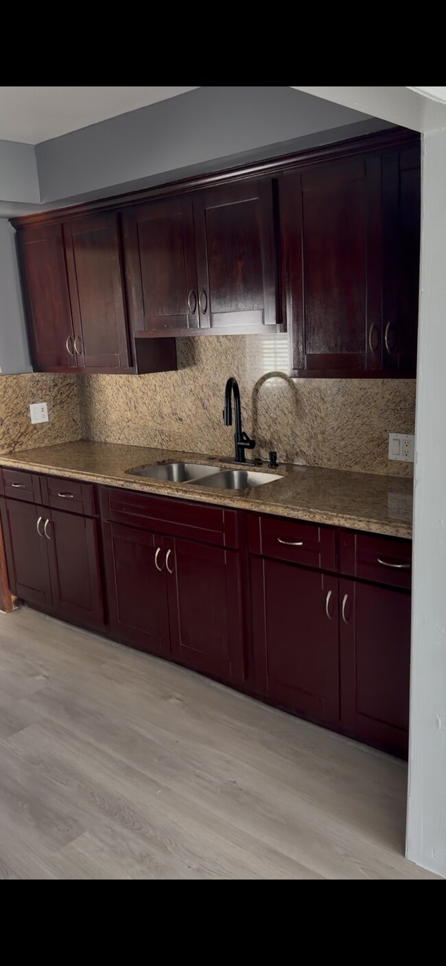 Foto del edificio - 8543 Wakefield Ave