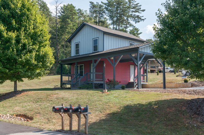 Building Photo - Charming Two-Bedroom in North Asheville