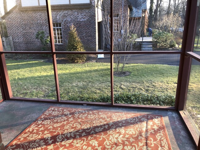 Screened porch - 10 Darroch Rd