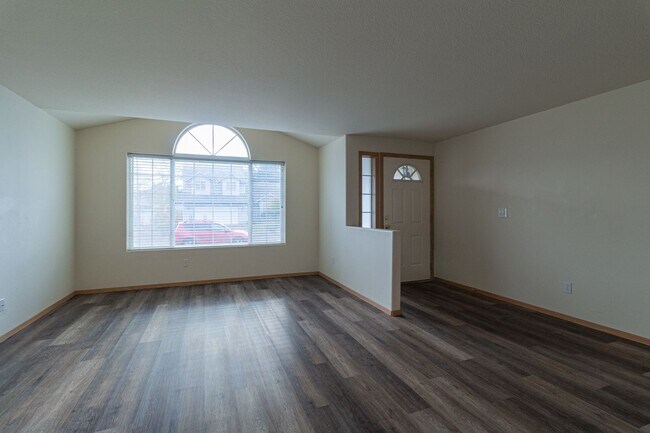 Foto del edificio - Beautiful 3 Bed 2 home with 2 Car Garage-U...