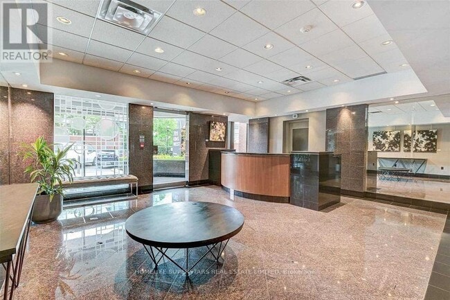 Photo du bâtiment - 701-701 King St W