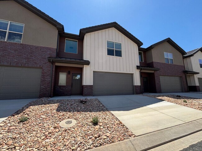 Foto del edificio - HURRICANE TOWNHOME FOR RENT!