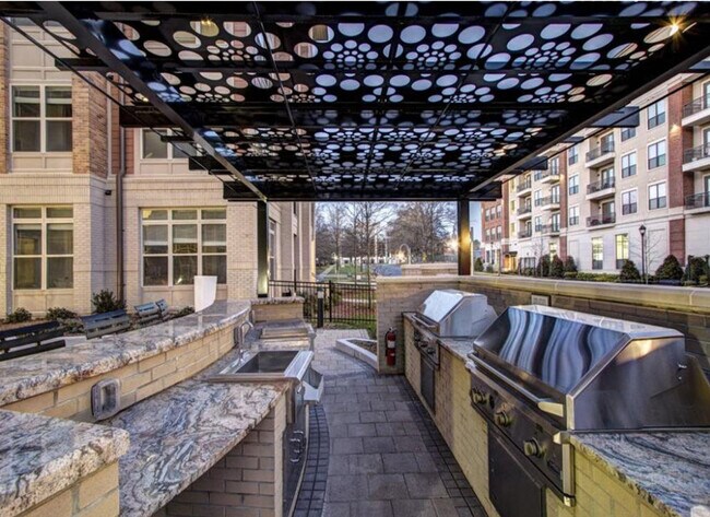 Foto del edificio - 5725 Carnegie Blvd