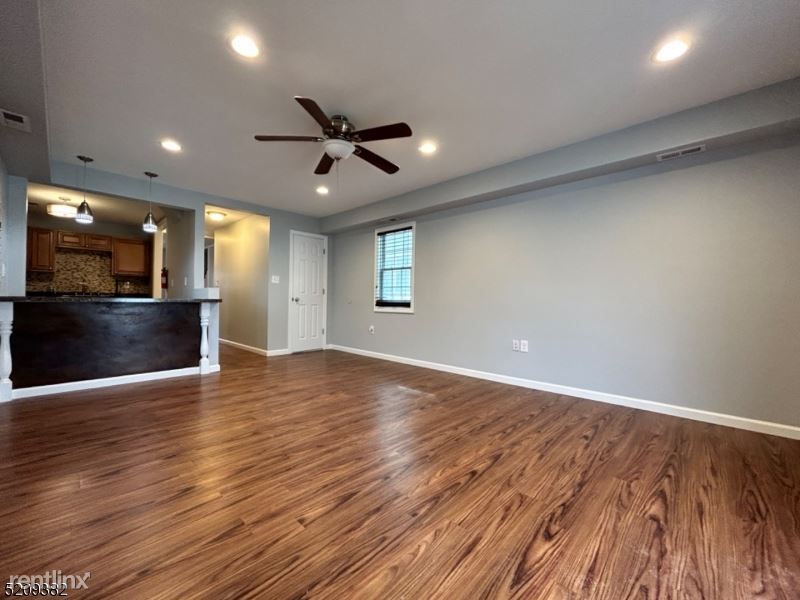 Foto principal - 3 br, 2 bath House - 1548 Totten Street