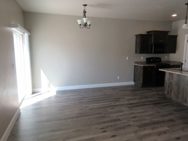 Building Photo - 3 bedroom, 2 bath - in the heart of Cedar ...