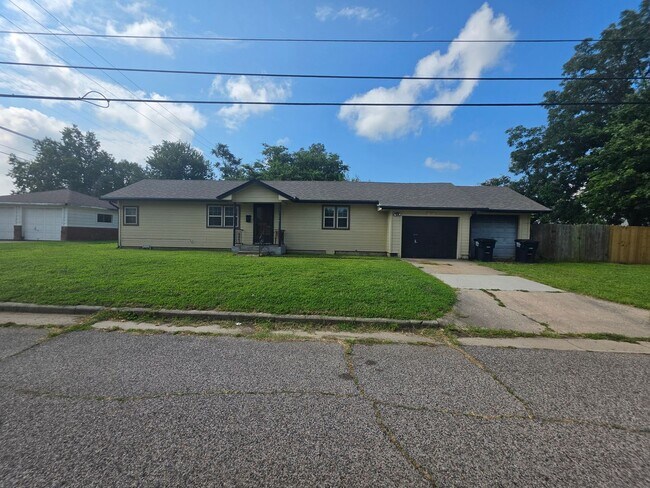 Foto del edificio - 2 Bed, 1 Bath Home in Shawnee!