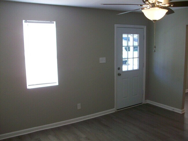 Foto del edificio - Renovated 4 BR 2 BA Home