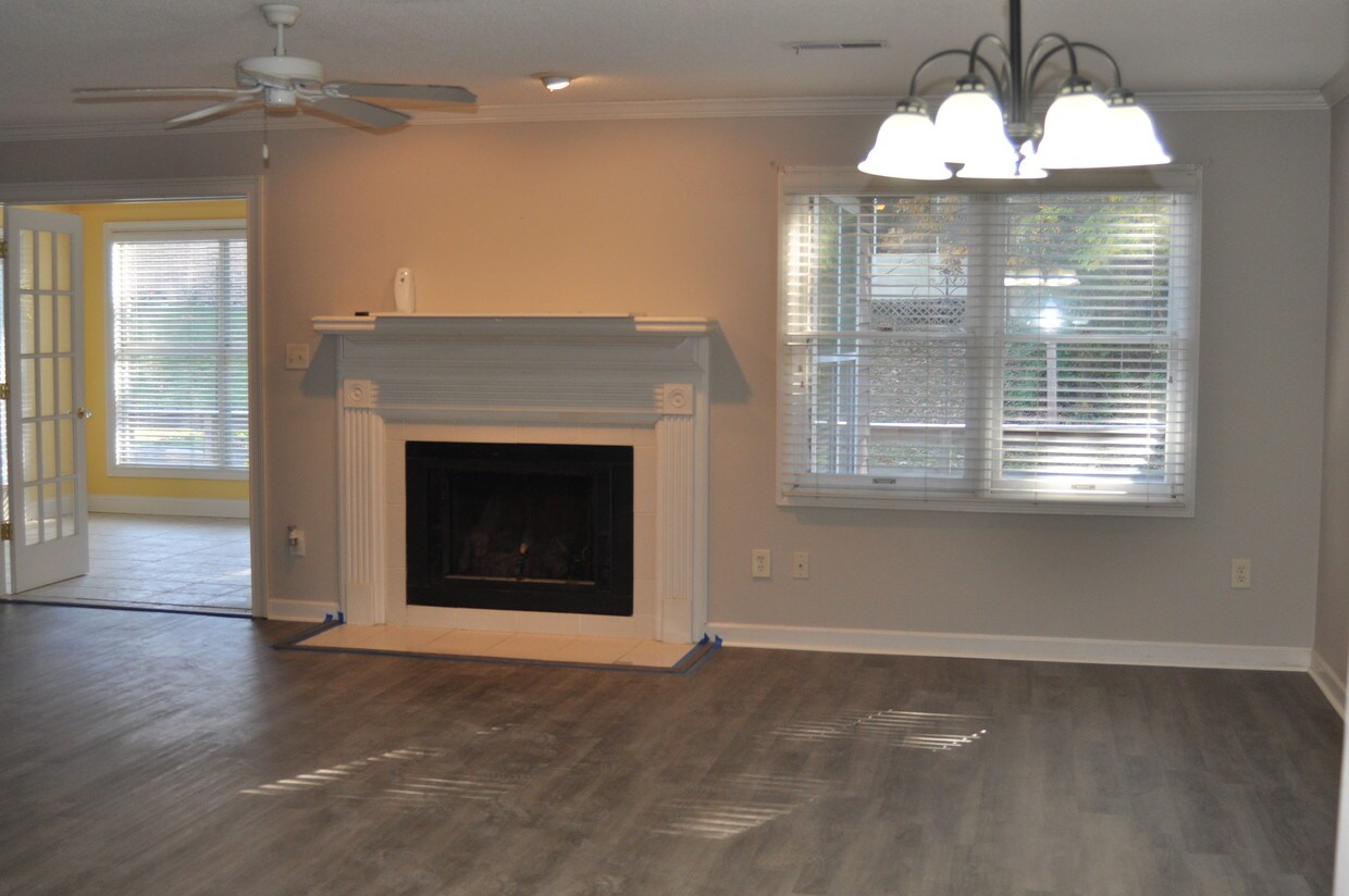 Livingroom - 10450 Laura Lee Ln