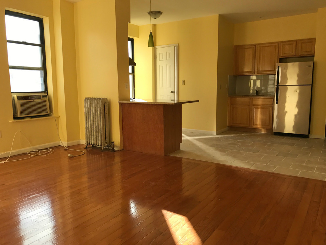 Primary Photo - 105 Henry St