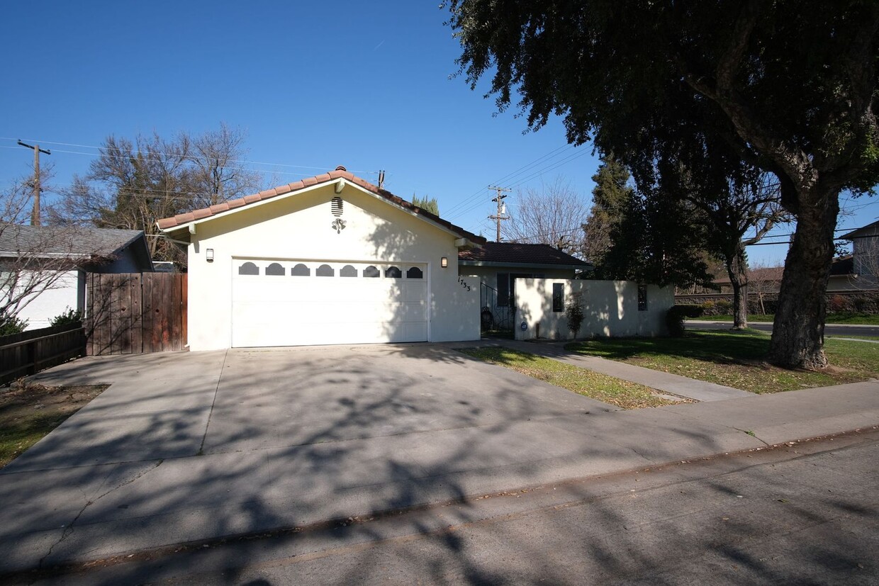 Primary Photo - Charming 3-Bedroom Home with Pool in Modesto