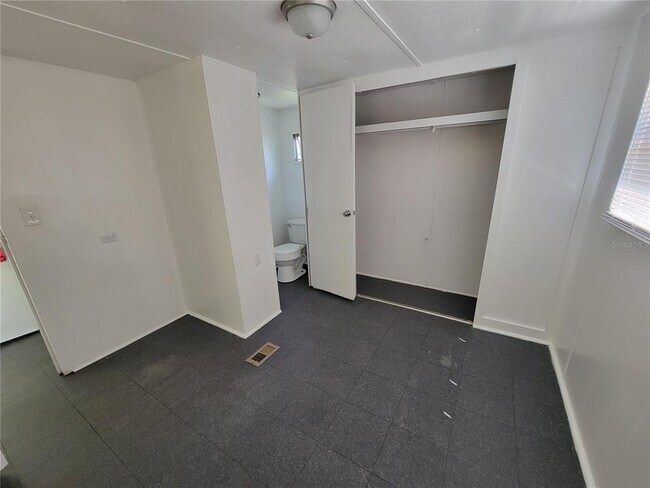 Building Photo - 10386 SE 52nd Ct