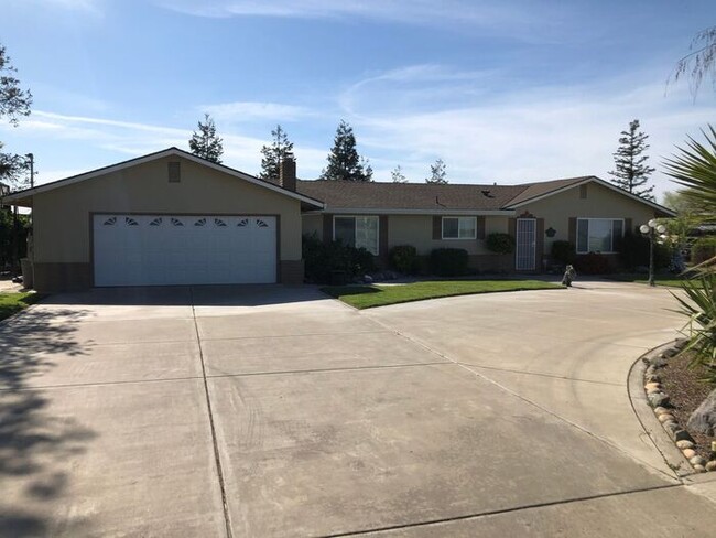 Building Photo - Manteca 3 Bedroom 3 Bath Ranch Style Home