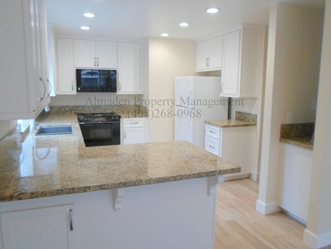 Foto del edificio - Remodeled Almaden Townhome in Great Location! Award Winning Schools! Central A/C!!