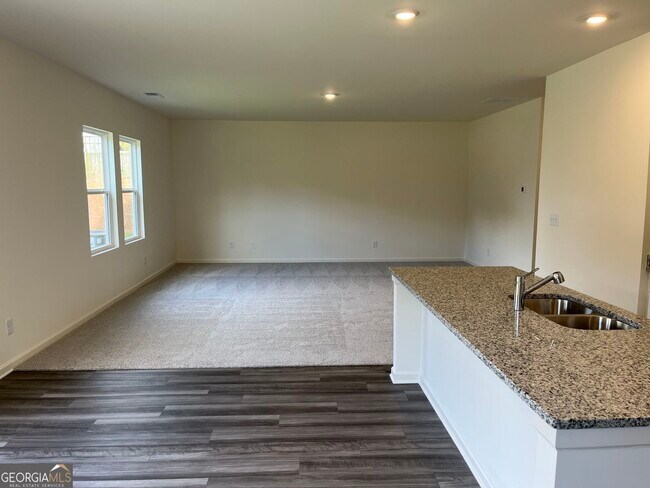 Foto del edificio - 7650 Saffron Ave