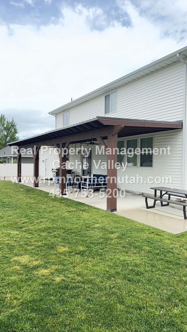 Foto del edificio - Stunning 5 bedroom home with office in Nibley!