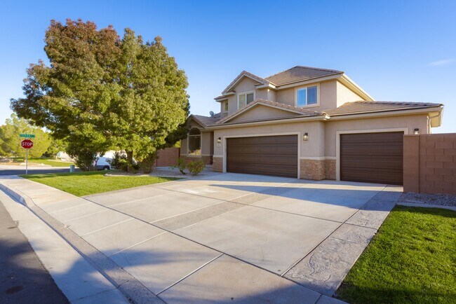 Foto del edificio - Darling home in desirable Little Valley with a PRIVATE POOL!