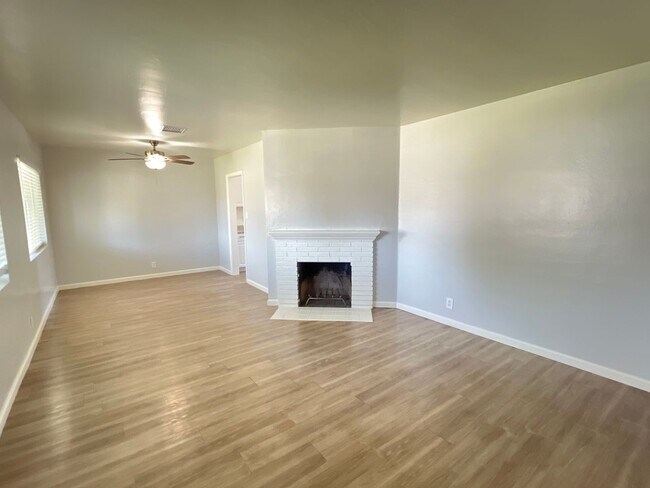 Foto del edificio - Remodeled 3 Bed Home w/ Fireplace, Garage & Huge Backyard – 93309