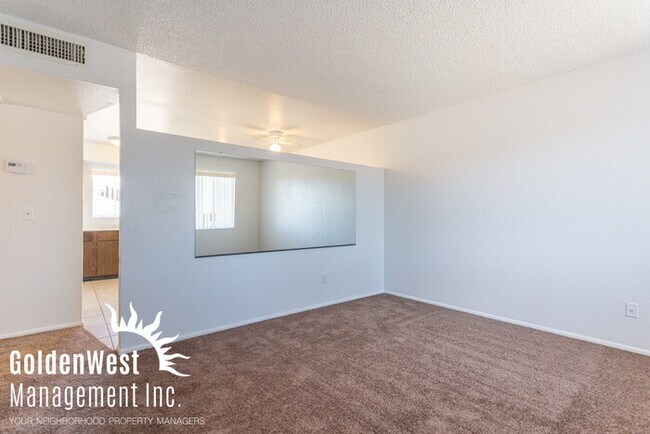 Foto del edificio - 3Bdm 2Ba Glendale Home with Private Backyard and Covered Carport