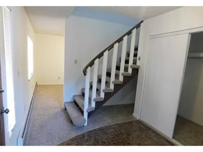 Building Photo - Large Single Family Home