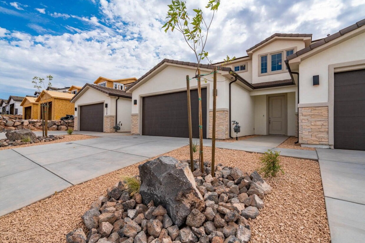 Primary Photo - 4 Br / 2.5 Bath Townhome, Like NEW!