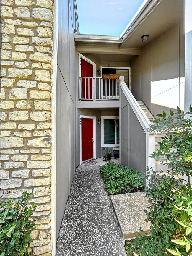 Foto del edificio - Charming 2-Bedroom Condo with Modern Ameni...